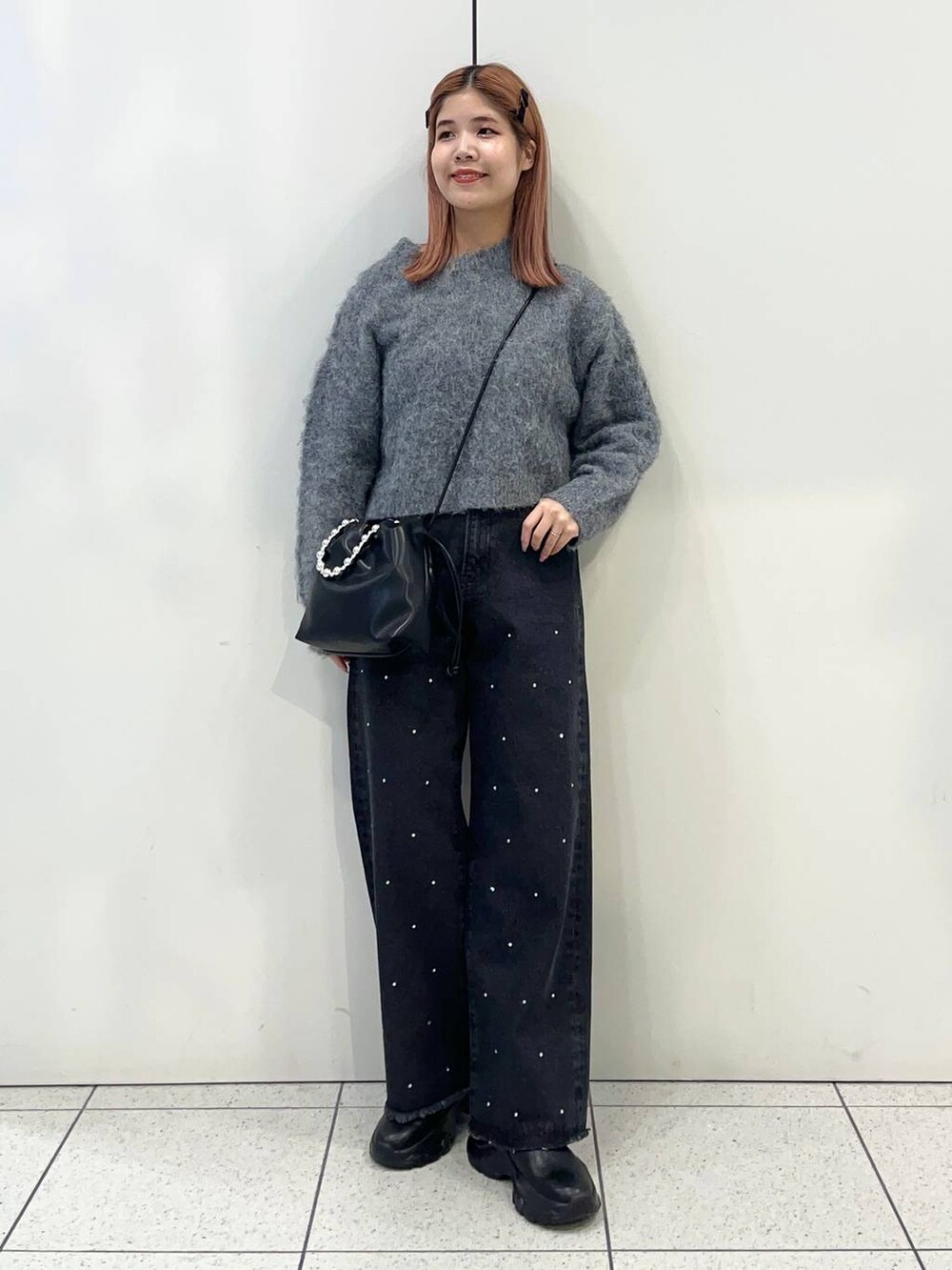 「着痩せ・細見え、差し色コーデ、ブーツ、ヘアアクセサリー、LOWRYS FARM、ローリーズスタイル_LOWRYS FARM、公認インフルエンサー_LOWRYS FARM、大人女子カジュアル_LOWRYS FARM、コート、デニムパンツ、ショルダーバッグ」|「LOWRYS FARMのステンレス*1Pリング 273238(リング、ゴールド系)」を使った、aiさん(レディース・162cm)の冬コーディネートの5枚目の写真