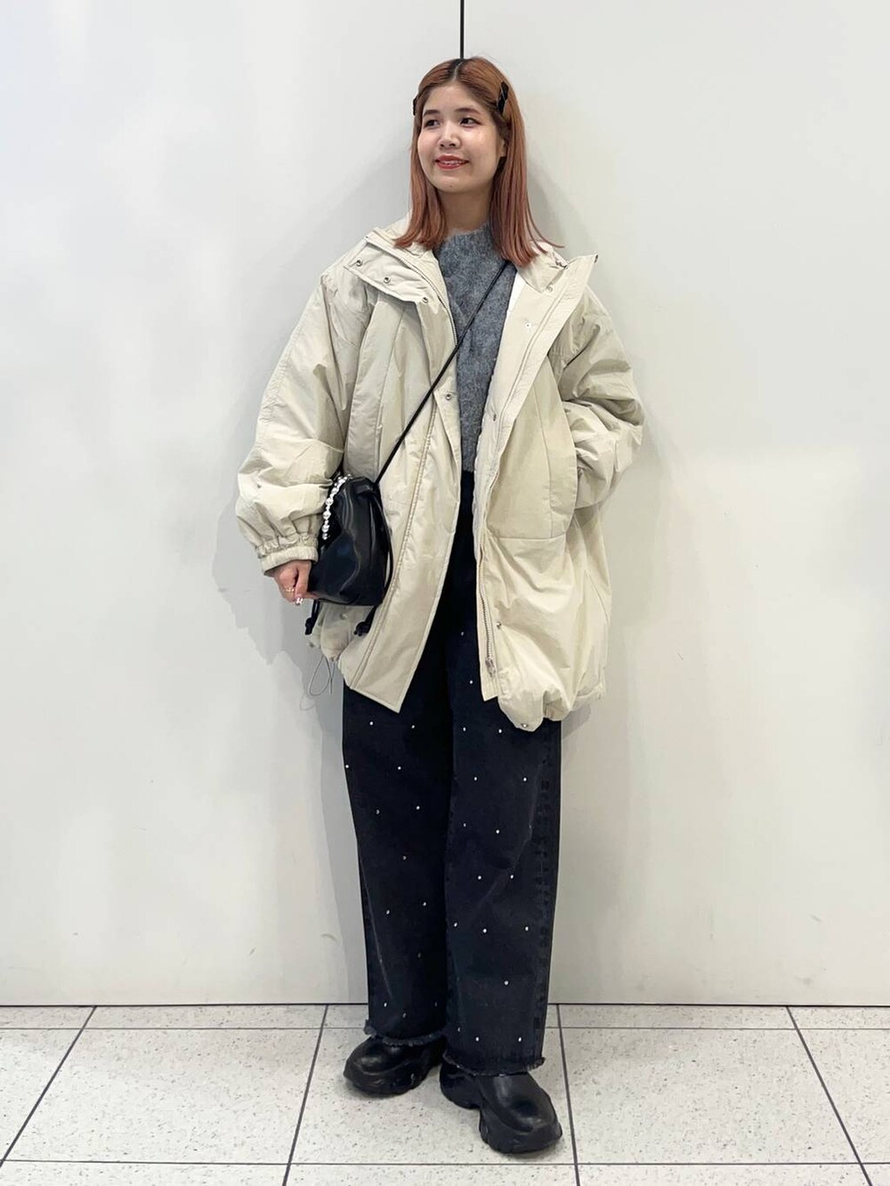 「着痩せ・細見え、差し色コーデ、ブーツ、ヘアアクセサリー、LOWRYS FARM、ローリーズスタイル_LOWRYS FARM、公認インフルエンサー_LOWRYS FARM、大人女子カジュアル_LOWRYS FARM、コート、デニムパンツ、ショルダーバッグ」|「LOWRYS FARMのステンレス*1Pリング 273238(リング、ゴールド系)」を使った、aiさん(レディース・162cm)の冬コーディネートの2枚目の写真