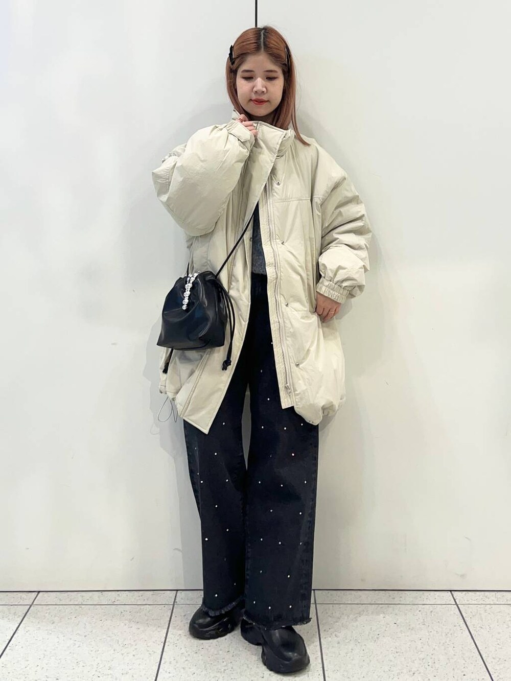 「着痩せ・細見え、差し色コーデ、ブーツ、ヘアアクセサリー、LOWRYS FARM、ローリーズスタイル_LOWRYS FARM、公認インフルエンサー_LOWRYS FARM、大人女子カジュアル_LOWRYS FARM、コート、デニムパンツ、ショルダーバッグ」|「LOWRYS FARMのステンレス*1Pリング 273238(リング、ゴールド系)」を使った、aiさん(レディース・162cm)の冬コーディネートの3枚目の写真
