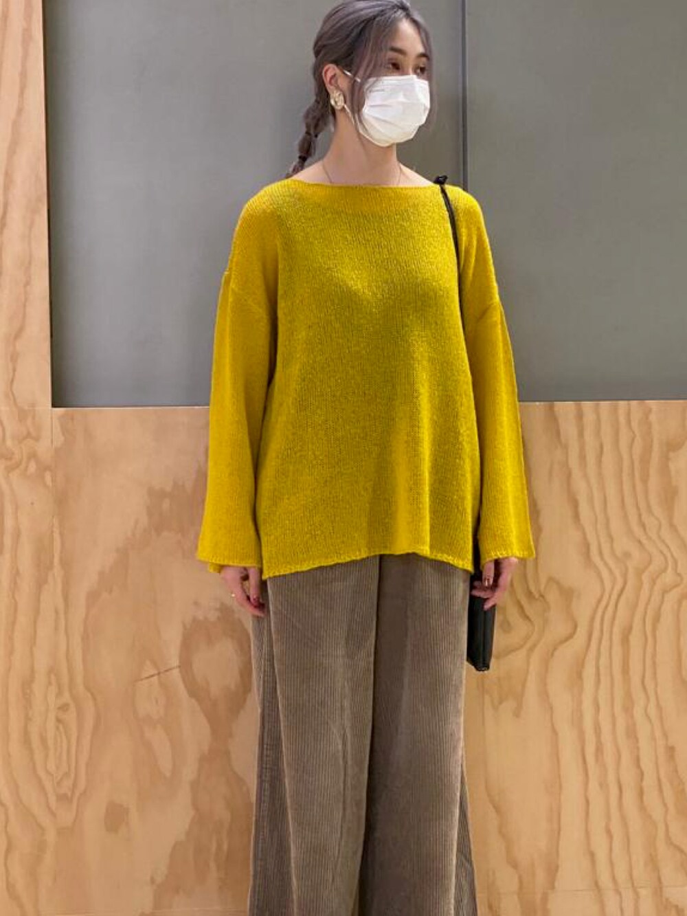 ゴールド系のニット/セーター、ブラウン系のその他パンツ、ブラック系のシューズを着用したレディースの冬コーディネートの2枚目の写真