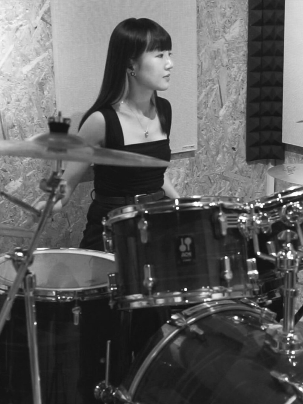 シルバー系のネックレスを着用したレディースの春コーディネートの2枚目の写真