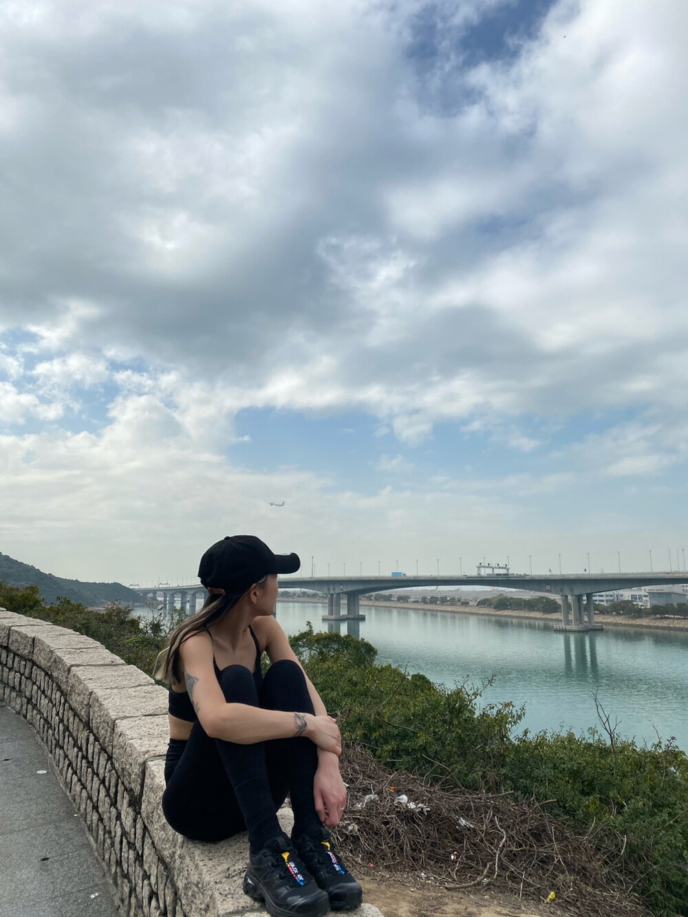 ブラック系のシューズを着用したレディースの冬コーディネートの2枚目の写真