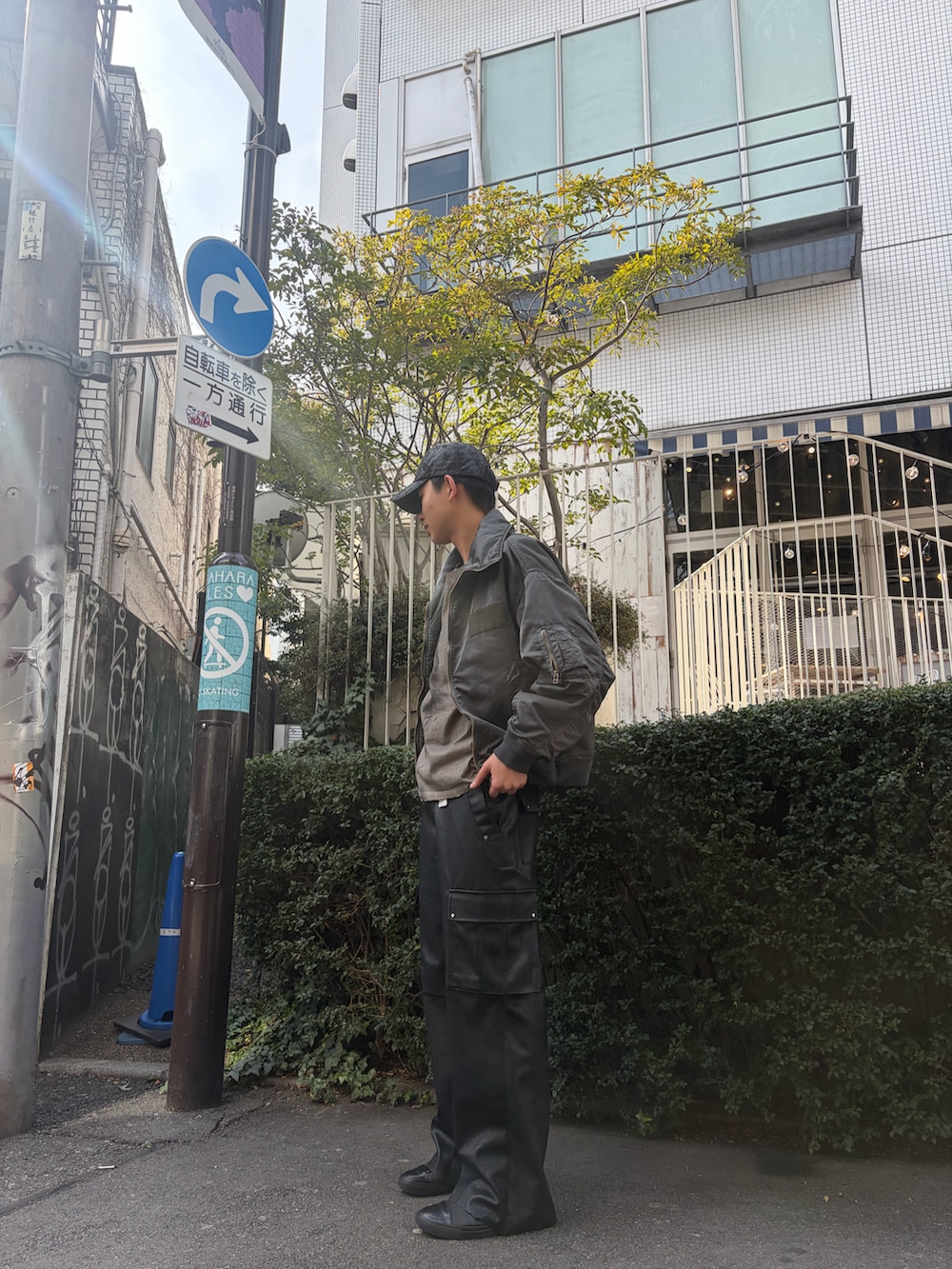 グリーン系のミリタリージャケット、ブラック系のカーゴパンツを着用したメンズの冬コーディネートの2枚目の写真