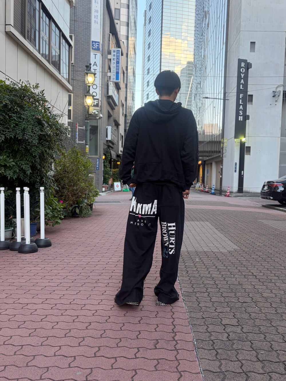 ブラック系のパンツ、ブラック系のトップス、ホワイト系のシューズを着用したメンズの冬コーディネートの4枚目の写真