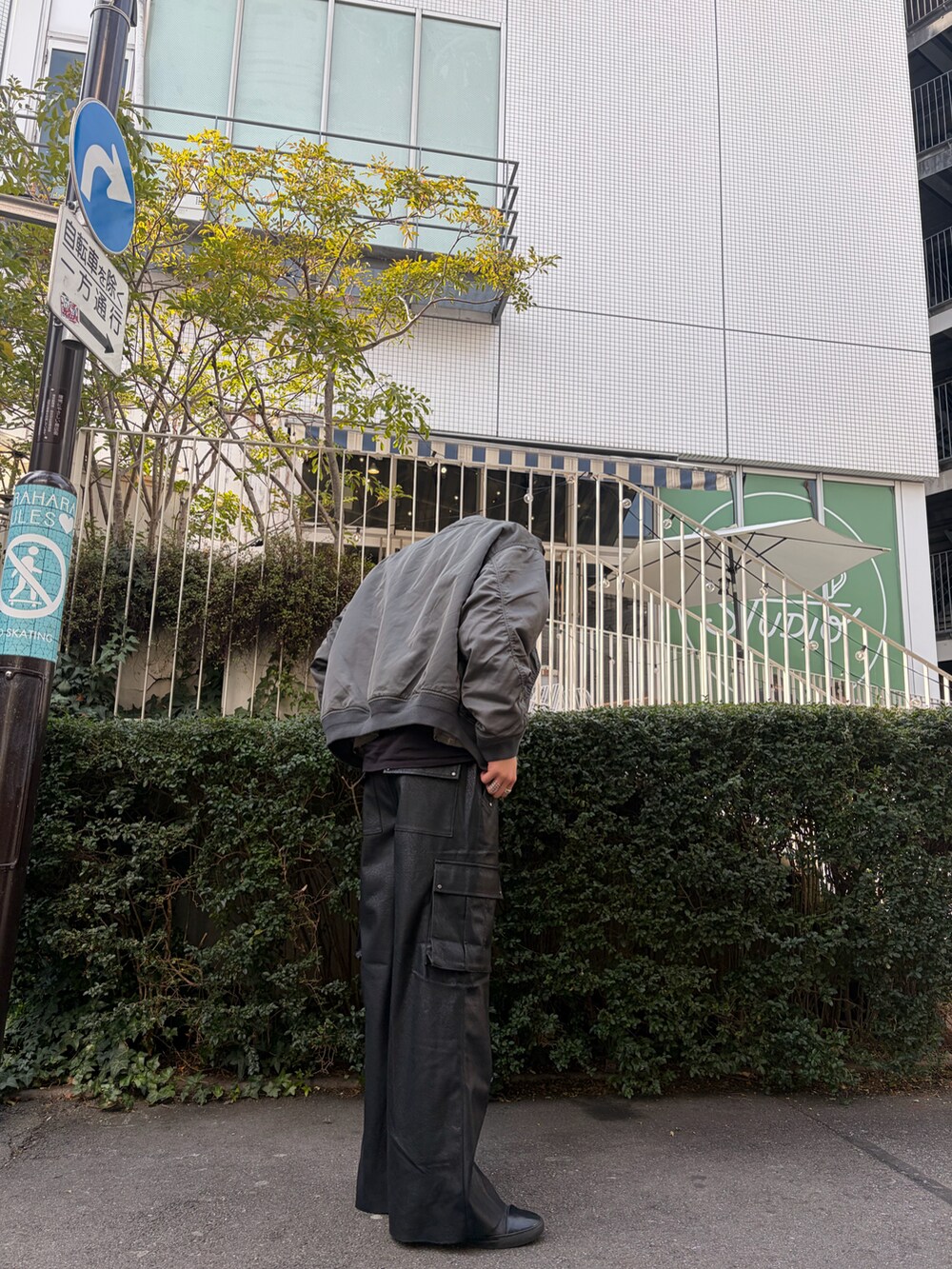 グリーン系のミリタリージャケット、ブラック系のカーゴパンツを着用したメンズの冬コーディネートの5枚目の写真
