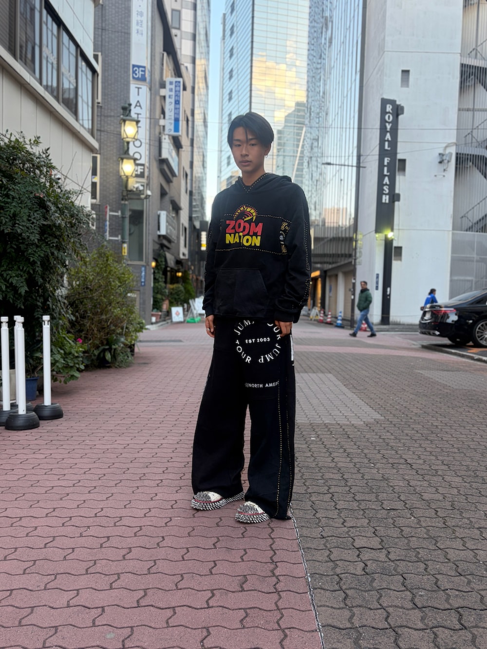 ブラック系のパンツ、ブラック系のトップス、ホワイト系のシューズを着用したメンズの冬コーディネートの2枚目の写真