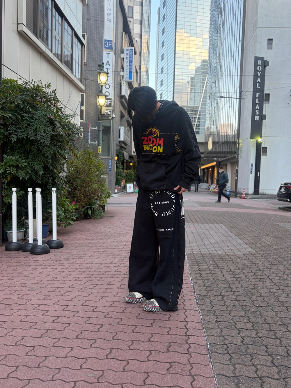 ブラック系のパンツ、ブラック系のトップス、ホワイト系のシューズを着用したメンズの冬コーディネートの3枚目の写真