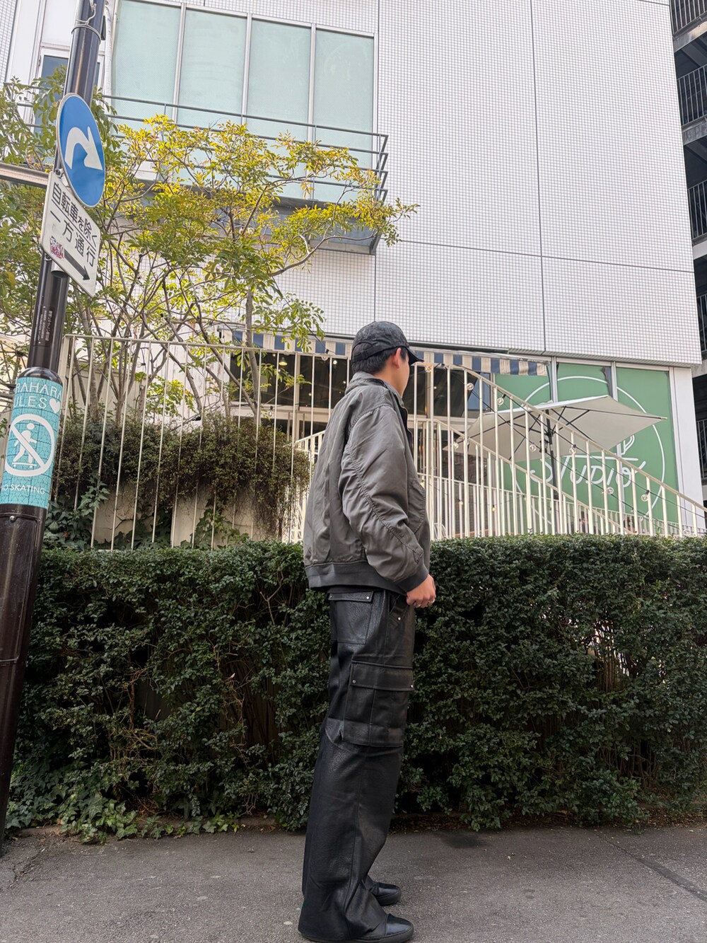 グリーン系のミリタリージャケット、ブラック系のカーゴパンツを着用したメンズの冬コーディネートの4枚目の写真