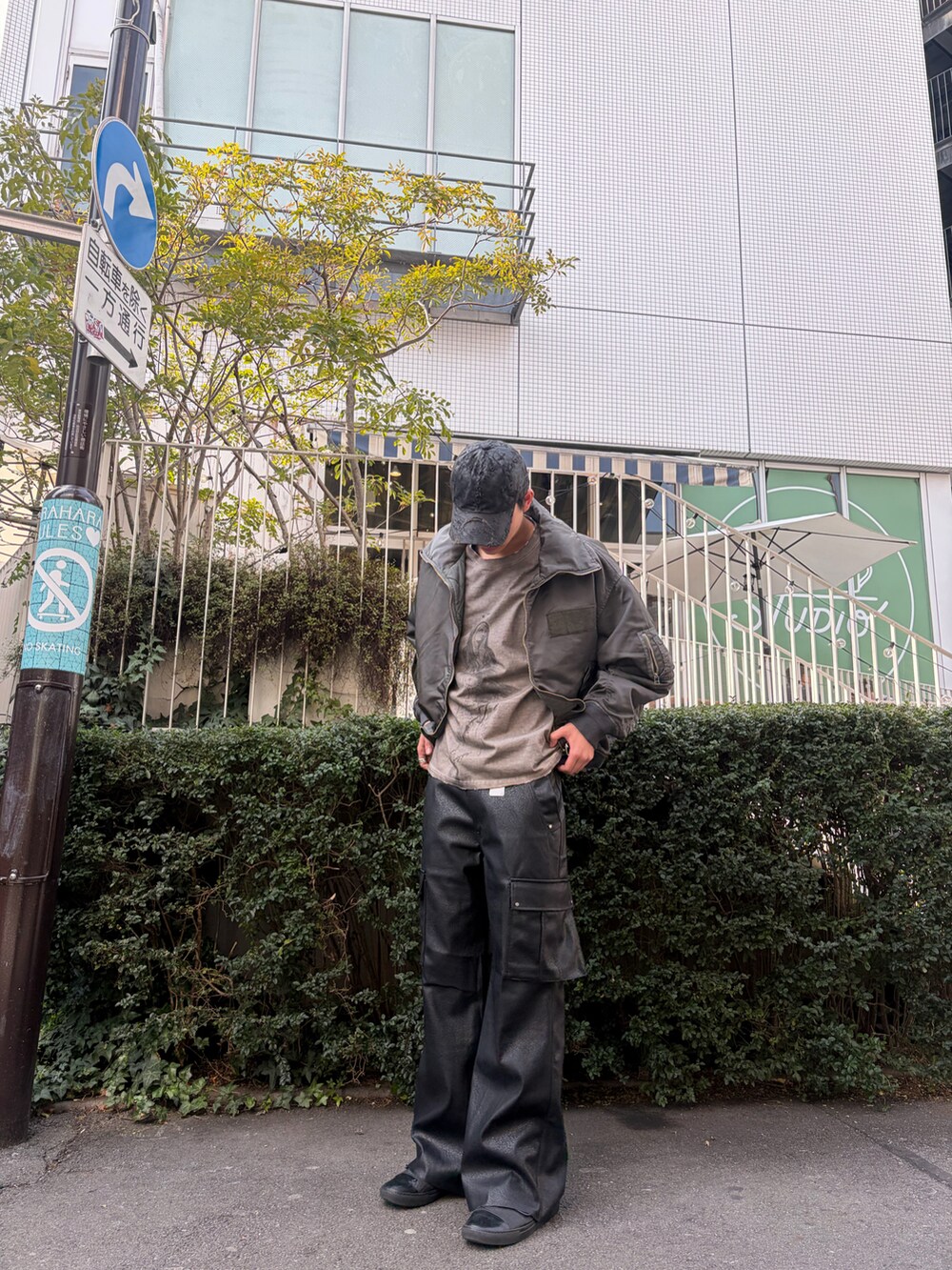 グリーン系のミリタリージャケット、ブラック系のカーゴパンツを着用したメンズの冬コーディネートの3枚目の写真