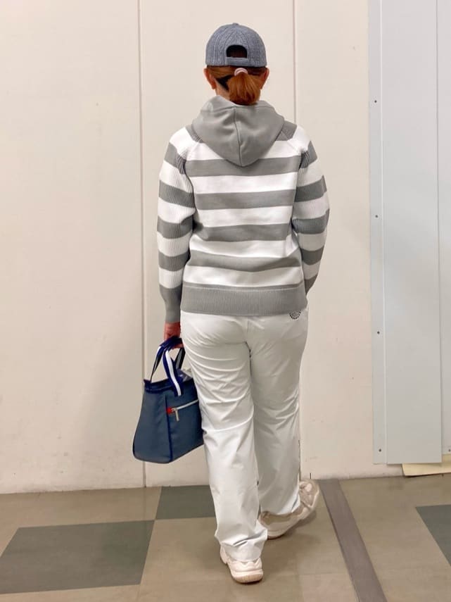 グレー系のニット/セーター、ホワイト系のその他パンツ、グレー系のトートバッグを着用したレディースの秋コーディネートの3枚目の写真