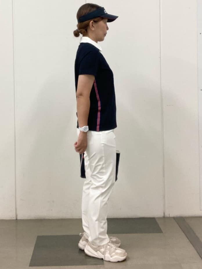 ブルー系のポロシャツ、ホワイト系のその他パンツ、ブルー系のトートバッグを着用したレディースの夏コーディネートの4枚目の写真