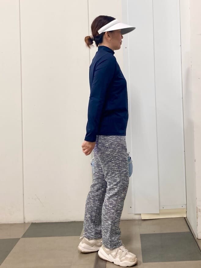 ブルー系のTシャツ/カットソー、ブルー系のその他パンツ、ブルー系のショルダーバッグを着用したレディースの春コーディネートの4枚目の写真