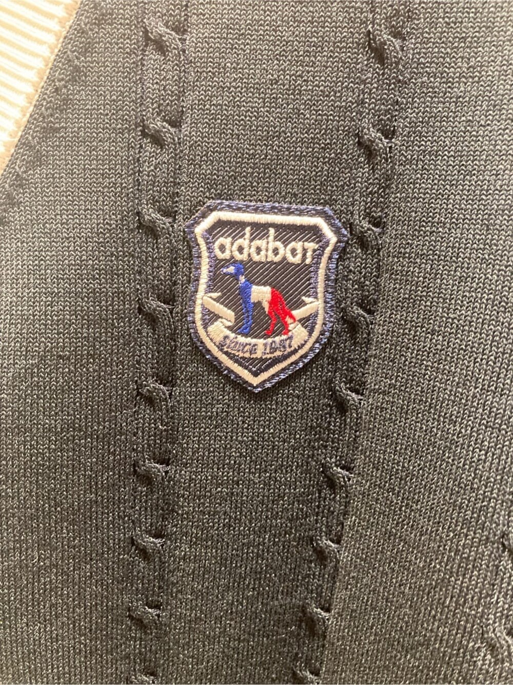 ブルー系のカーディガン/ボレロ、ホワイト系のTシャツ/カットソー、ブルー系のトートバッグを着用したレディースの冬コーディネートの5枚目の写真