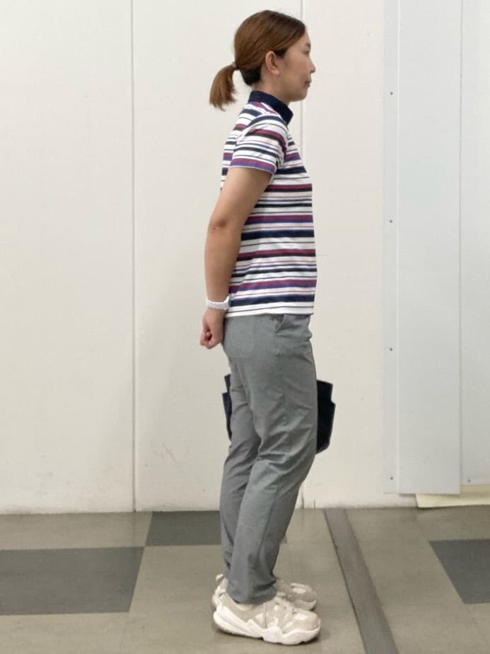 ホワイト系のTシャツ/カットソー、ブルー系のハンドバッグ、ブルー系のキャップを着用したレディースの夏コーディネートの4枚目の写真