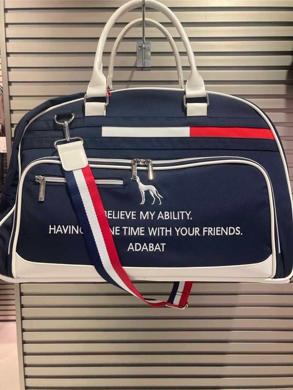 ブルー系のニット/セーター、グレー系のその他パンツ、ブルー系のボストンバッグを着用したレディースの春コーディネートの5枚目の写真