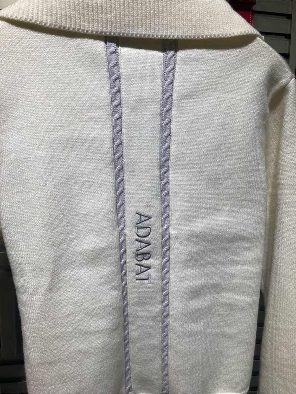 ホワイト系のニット/セーター、グレー系のその他パンツ、グレー系のトートバッグを着用したレディースの秋コーディネートの6枚目の写真