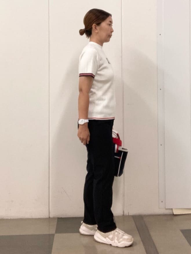 ホワイト系のニット/セーター、ブルー系のその他パンツ、ブルー系のトートバッグを着用したレディースの夏コーディネートの4枚目の写真