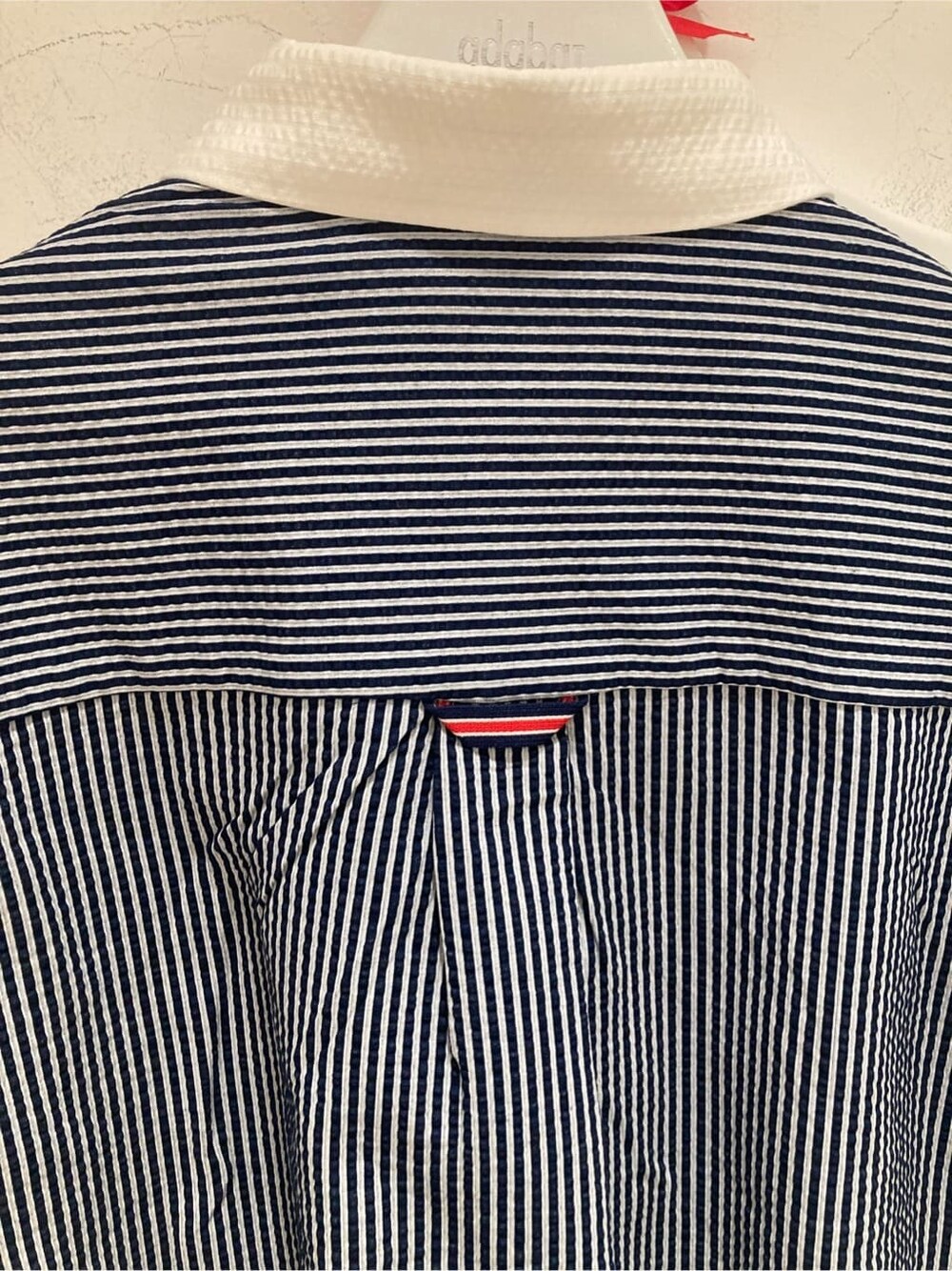ブルー系のシャツ/ブラウス、ブルー系のその他パンツ、グレー系のトートバッグを着用したレディースの夏コーディネートの7枚目の写真