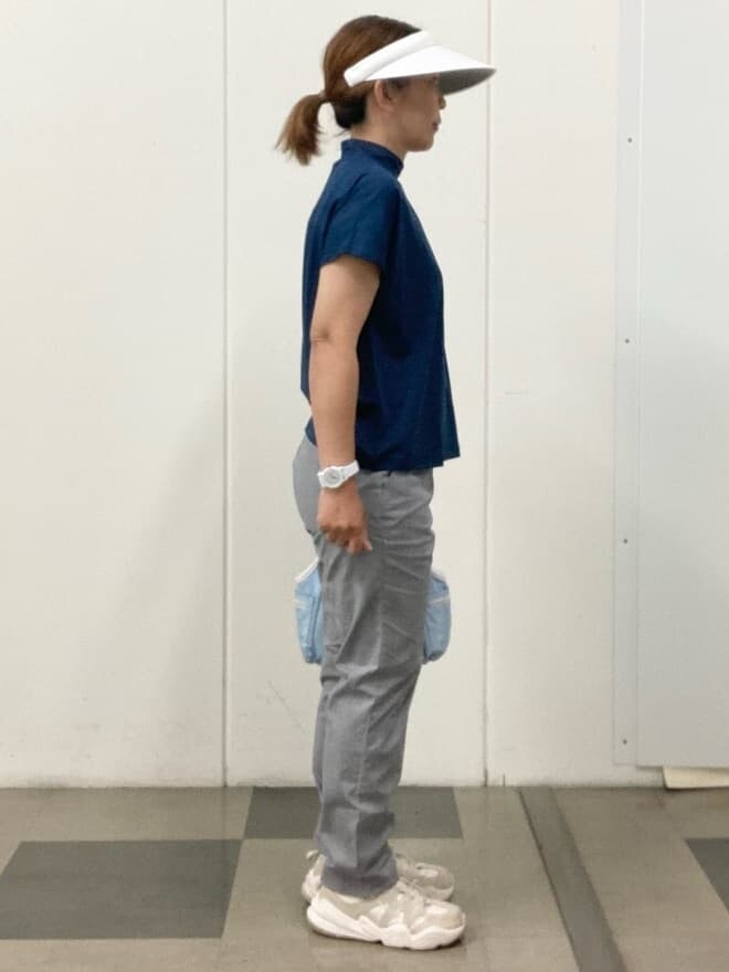 ブルー系のTシャツ/カットソー、ホワイト系のその他パンツ、ブルー系のショルダーバッグを着用したレディースの春コーディネートの4枚目の写真