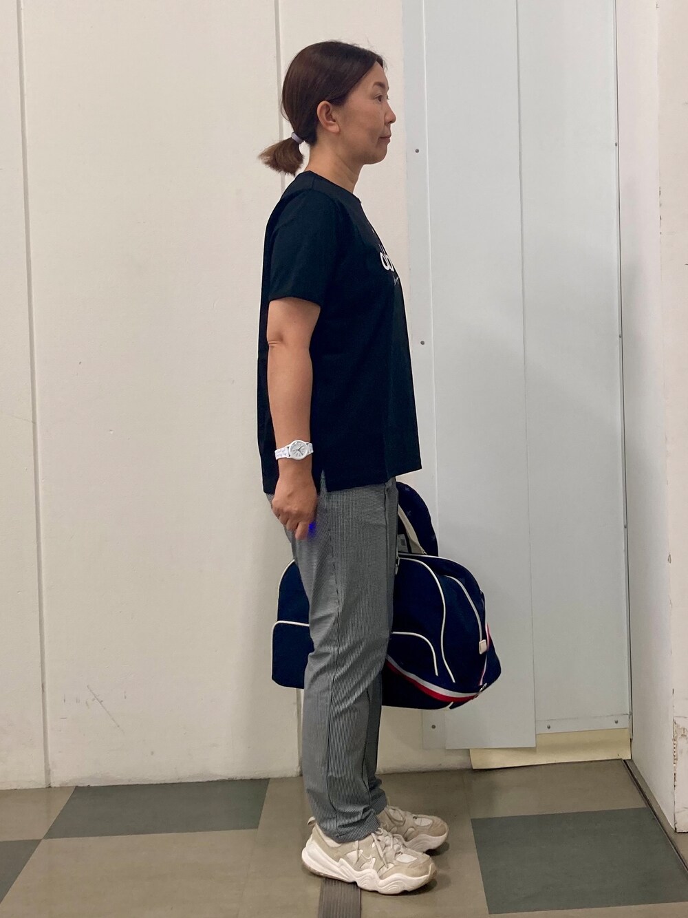 ブラック系のその他パンツ、ブルー系のボストンバッグ、ブラック系のTシャツ/カットソーを着用したレディースの夏コーディネートの4枚目の写真