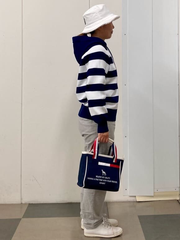 ブルー系のニット/セーター、グレー系のその他パンツ、ブルー系のトートバッグを着用したレディースの冬コーディネートの4枚目の写真