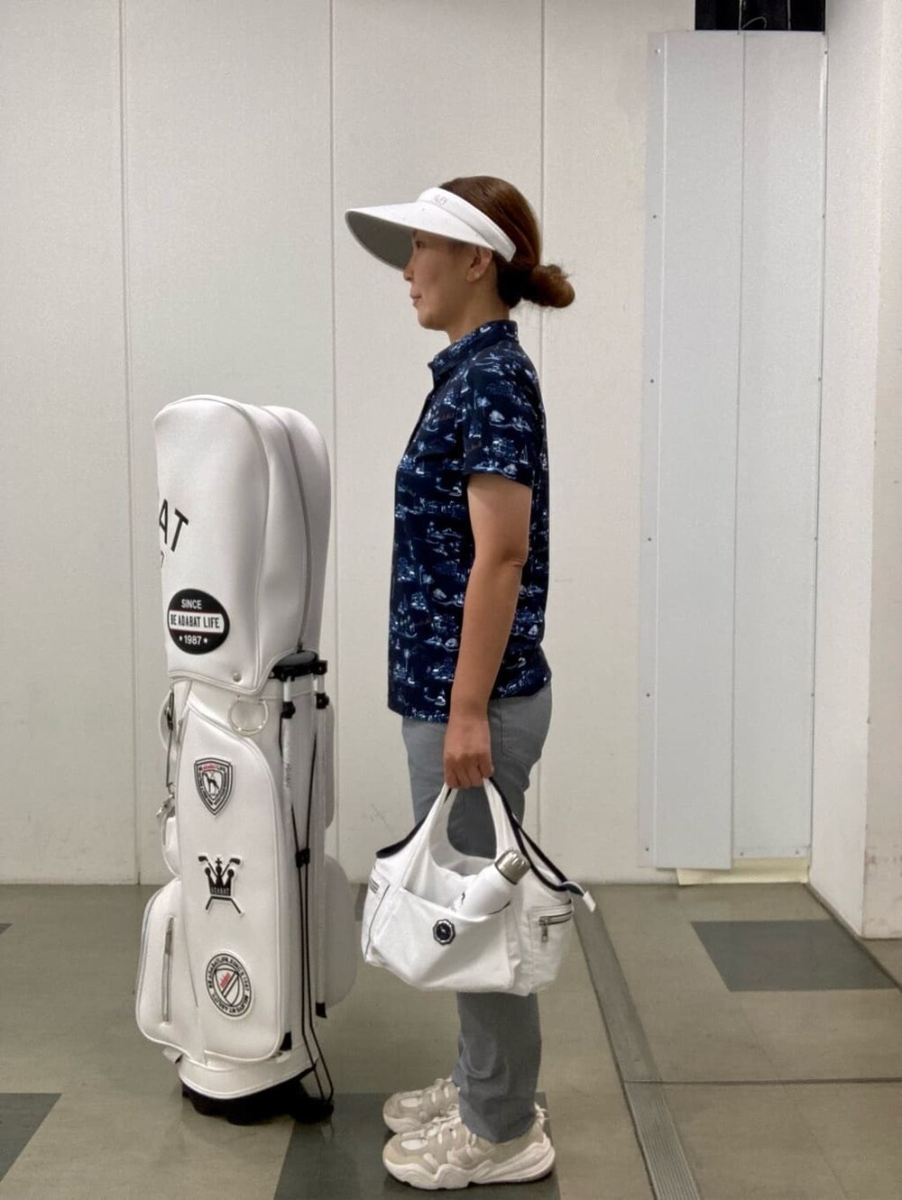 ホワイト系のその他パンツ、ホワイト系のサンバイザーを着用したレディースの夏コーディネートの2枚目の写真