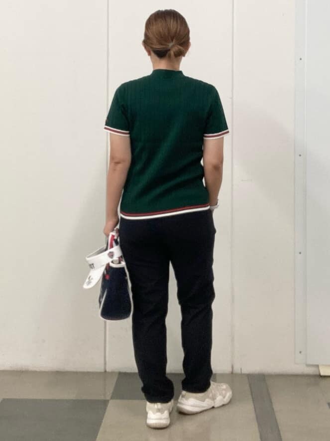 グリーン系のニット/セーター、ブルー系のその他パンツ、ブルー系のトートバッグを着用したレディースの夏コーディネートの3枚目の写真