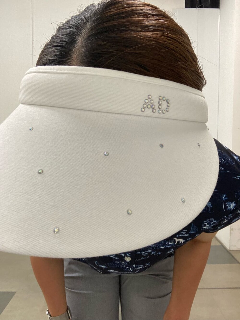 ホワイト系のその他パンツ、ホワイト系のサンバイザーを着用したレディースの夏コーディネートの7枚目の写真