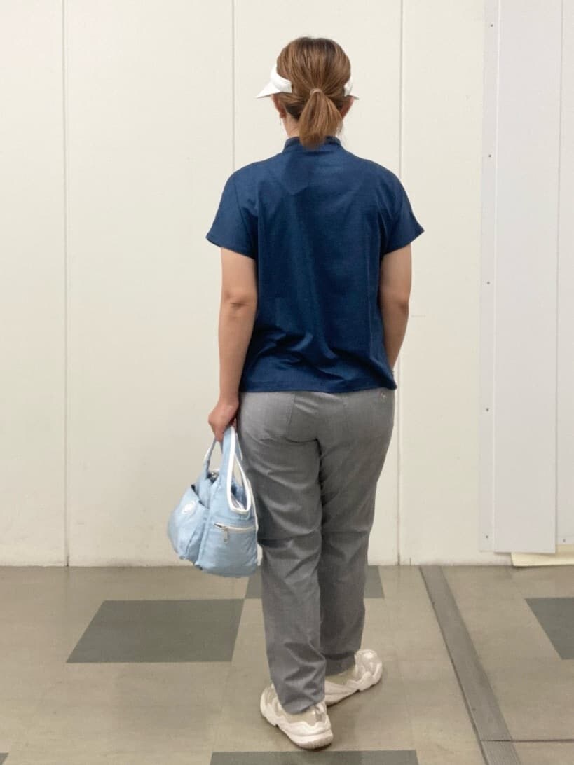 ブルー系のTシャツ/カットソー、ホワイト系のその他パンツ、ブルー系のショルダーバッグを着用したレディースの春コーディネートの3枚目の写真