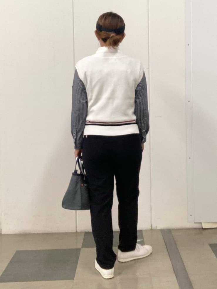 ホワイト系のベスト、ブルー系のシャツ/ブラウス、ブルー系のその他パンツを着用したレディースの秋コーディネートの3枚目の写真