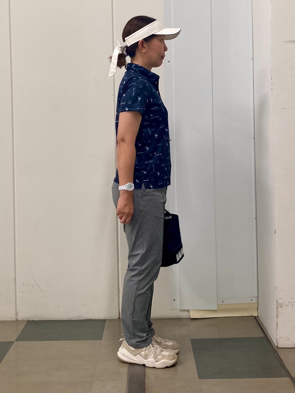 ブラック系のその他パンツ、ブルー系のトートバッグ、ブルー系のTシャツ/カットソーを着用したレディースの夏コーディネートの4枚目の写真