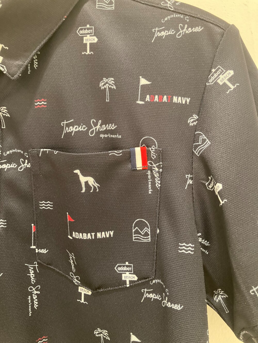 ブラック系のその他パンツ、ブルー系のトートバッグ、ブルー系のTシャツ/カットソーを着用したレディースの夏コーディネートの5枚目の写真
