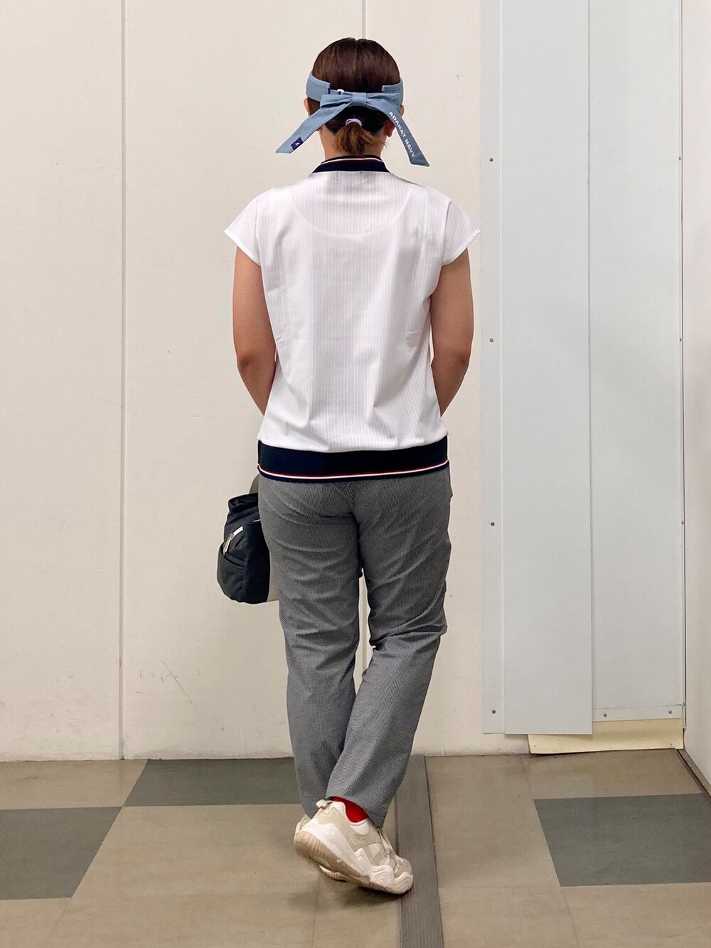 ホワイト系のTシャツ/カットソー、ブラック系のその他パンツ、ブルー系のサンバイザーを着用したレディースの夏コーディネートの4枚目の写真