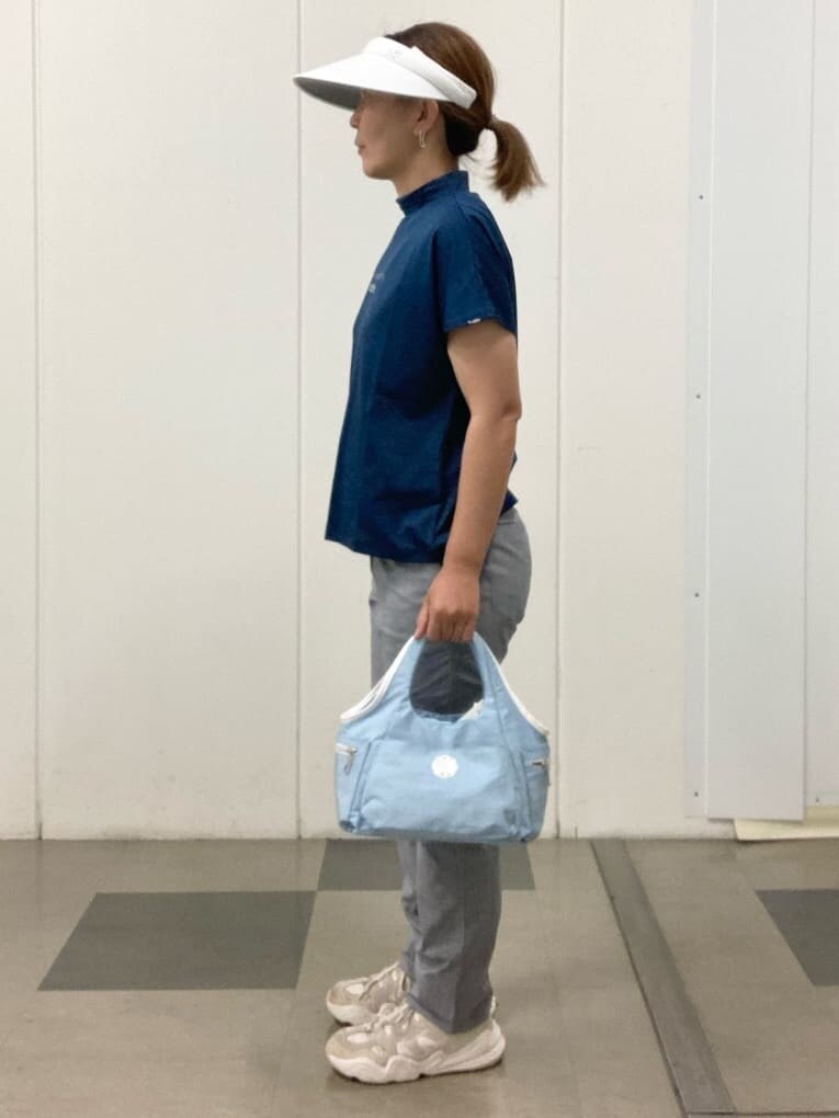 ブルー系のTシャツ/カットソー、ホワイト系のその他パンツ、ブルー系のショルダーバッグを着用したレディースの春コーディネートの2枚目の写真