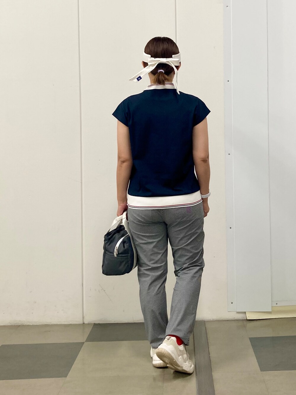 ブラック系のその他パンツ、ブルー系のTシャツ/カットソー、ホワイト系のサンバイザーを着用したレディースの夏コーディネートの3枚目の写真