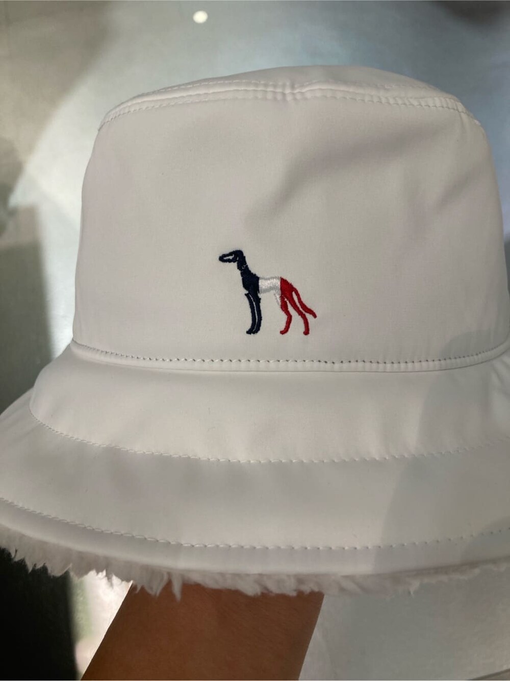 ブルー系のニット/セーター、グレー系のその他パンツ、ブルー系のトートバッグを着用したレディースの冬コーディネートの7枚目の写真