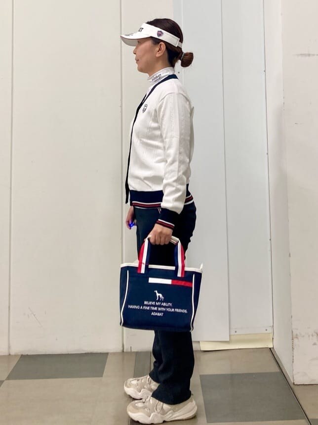 ホワイト系のカーディガン/ボレロ、ホワイト系のTシャツ/カットソー、ブラック系のその他パンツを着用したレディースの冬コーディネートの2枚目の写真