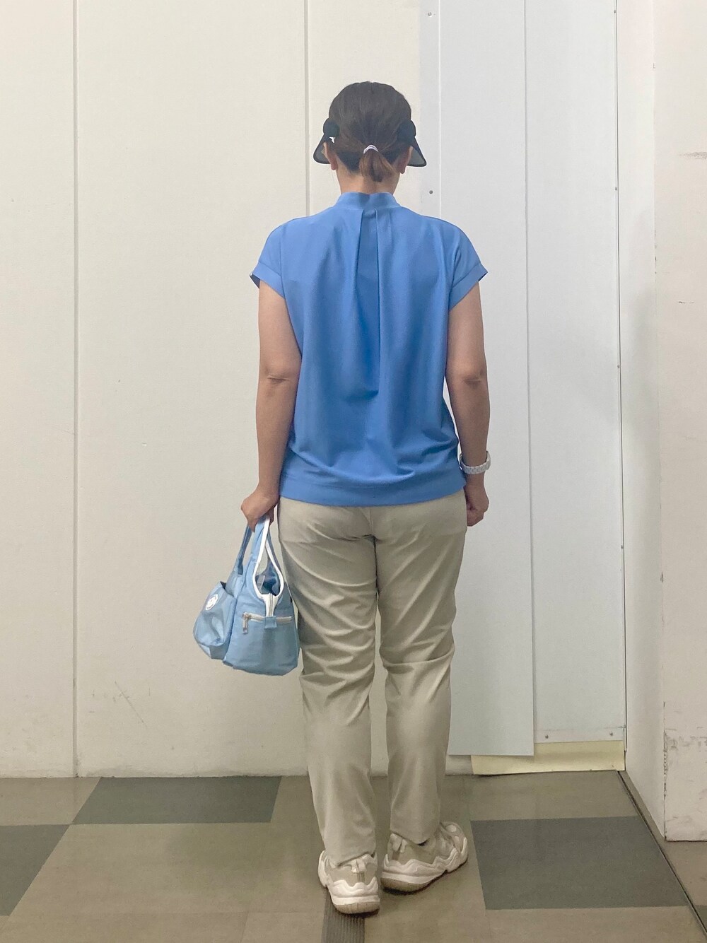 ブルー系のTシャツ/カットソー、ベージュ系のその他パンツ、ブルー系のショルダーバッグを着用したレディースの春コーディネートの3枚目の写真