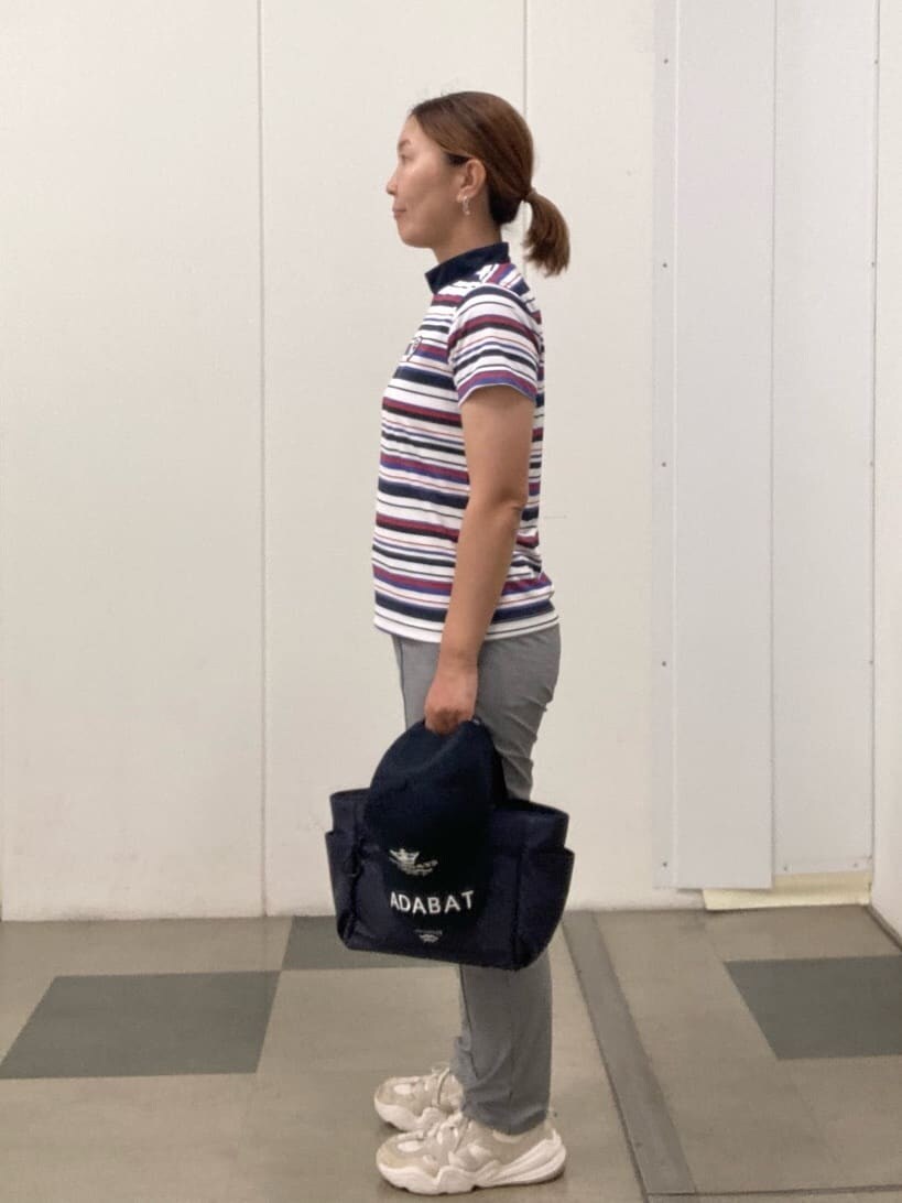 ホワイト系のTシャツ/カットソー、ブルー系のハンドバッグ、ブルー系のキャップを着用したレディースの夏コーディネートの2枚目の写真
