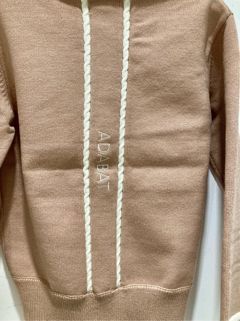 ベージュ系のニット/セーター、グレー系のその他パンツ、ブラック系のトートバッグを着用したレディースの冬コーディネートの6枚目の写真