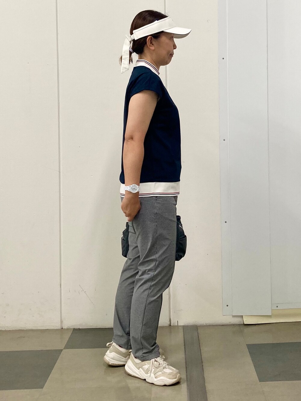 ブラック系のその他パンツ、ブルー系のTシャツ/カットソー、ホワイト系のサンバイザーを着用したレディースの夏コーディネートの4枚目の写真