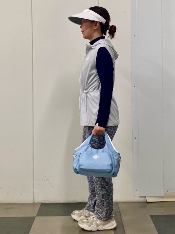グレー系のベスト、ブルー系のTシャツ/カットソー、ブルー系のその他パンツを着用したレディースの春コーディネートの2枚目の写真