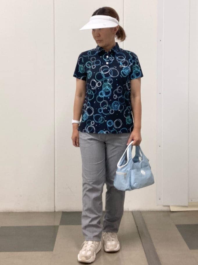 ホワイト系のその他パンツ、ブルー系のポロシャツ、ブルー系のショルダーバッグを着用したレディースの春コーディネートの5枚目の写真