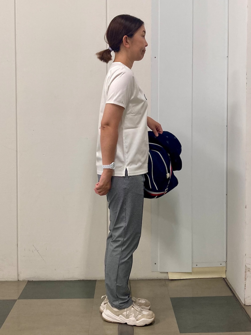 ホワイト系のTシャツ/カットソー、ブラック系のその他パンツ、ブルー系のボストンバッグを着用したレディースの夏コーディネートの4枚目の写真