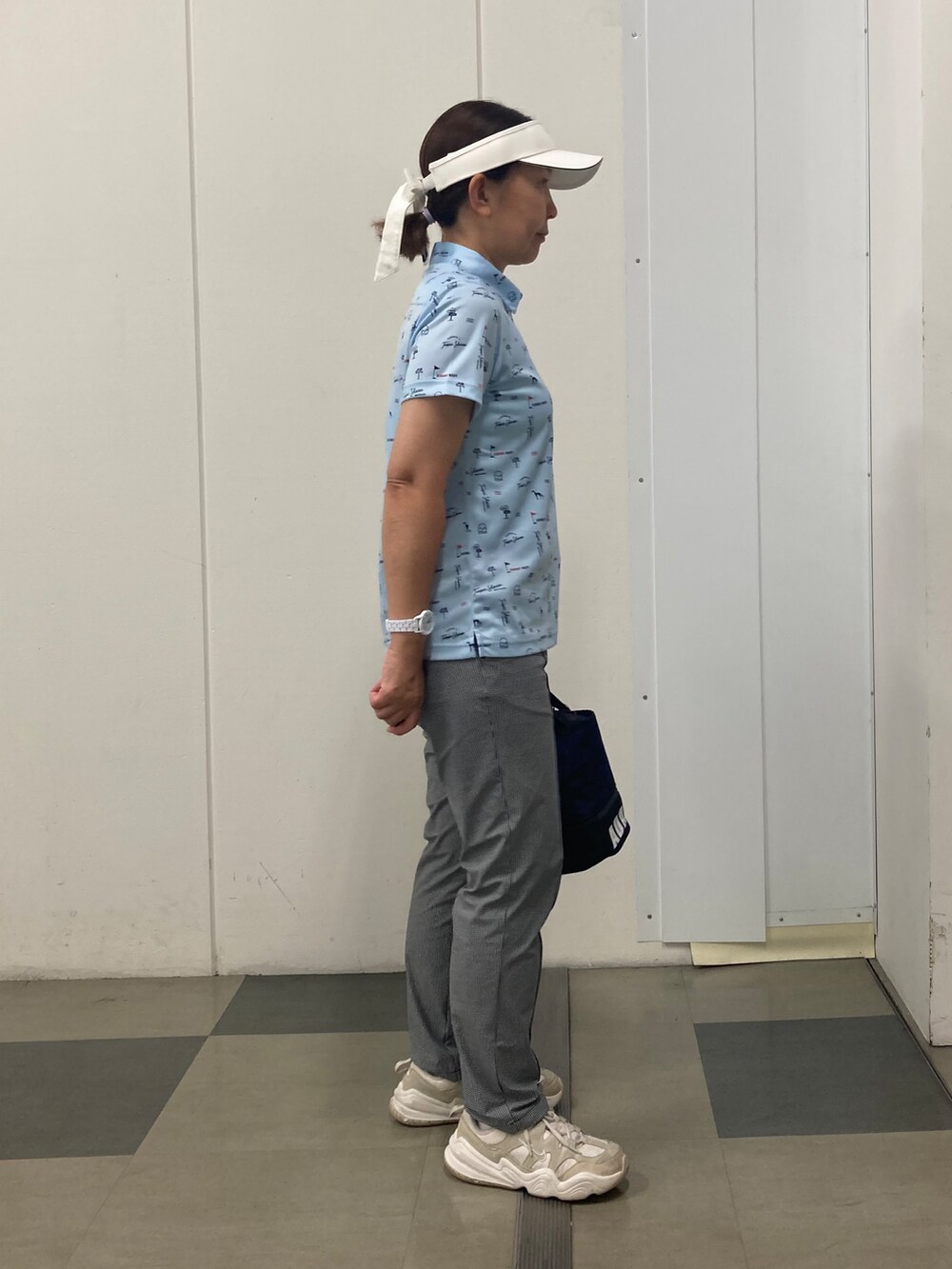 ブルー系のTシャツ/カットソー、ブラック系のその他パンツ、ブルー系のトートバッグを着用したレディースの夏コーディネートの4枚目の写真