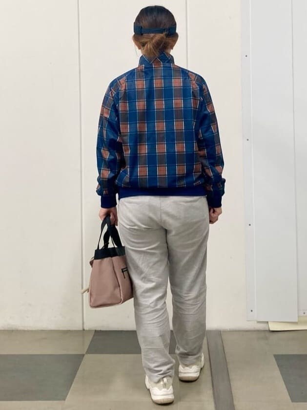 ブルー系のブルゾン、グリーン系のニット/セーター、グレー系のその他パンツを着用したレディースの冬コーディネートの3枚目の写真