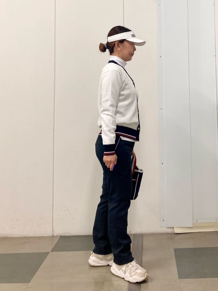 ホワイト系のカーディガン/ボレロ、ホワイト系のTシャツ/カットソー、ブラック系のその他パンツを着用したレディースの冬コーディネートの4枚目の写真