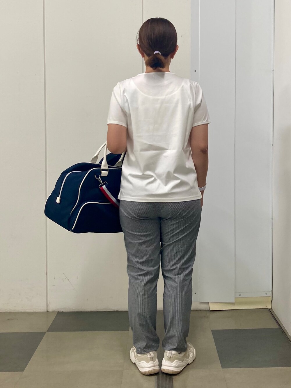 ホワイト系のTシャツ/カットソー、ブラック系のその他パンツ、ブルー系のボストンバッグを着用したレディースの夏コーディネートの3枚目の写真