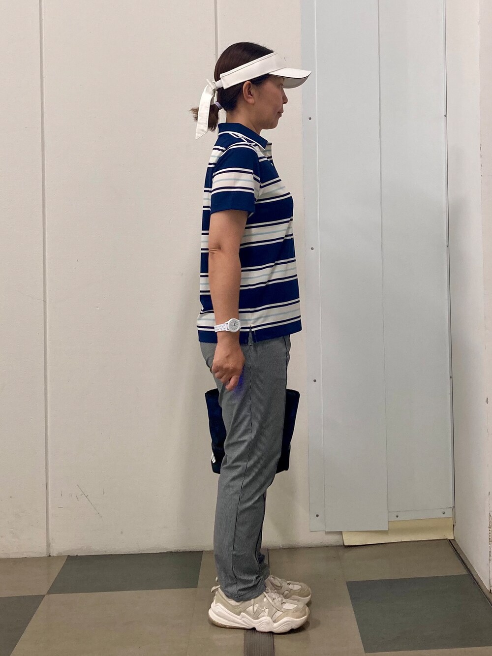 ブラック系のその他パンツ、ブルー系のトートバッグ、ブルー系のポロシャツを着用したレディースの夏コーディネートの4枚目の写真