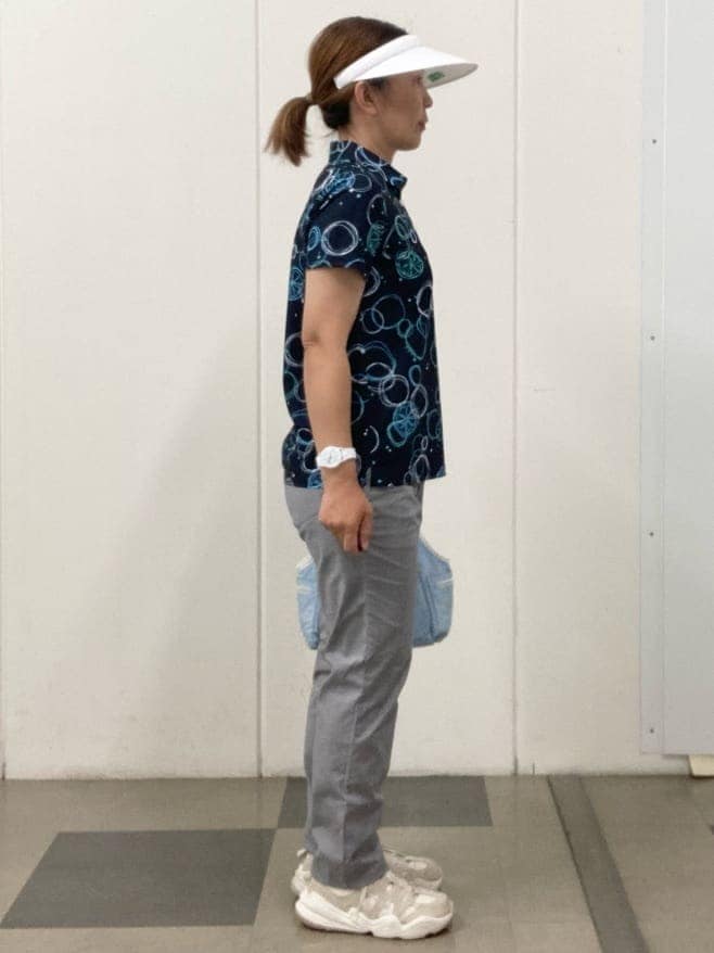 ホワイト系のその他パンツ、ブルー系のポロシャツ、ブルー系のショルダーバッグを着用したレディースの春コーディネートの4枚目の写真